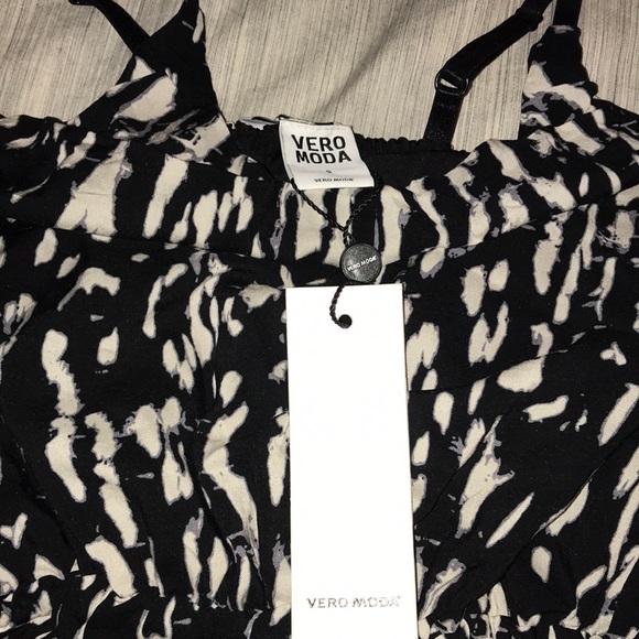 Vero Moda Woven Dress in Shatter Print (blk & wht) - Picture 4 of 4